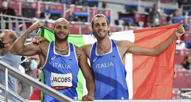 Tamberi e Jacobs, per l’Italia due ori (pesanti) in dieci minuti, e Mattarella chiama: «Vi aspetto al Quirinale»