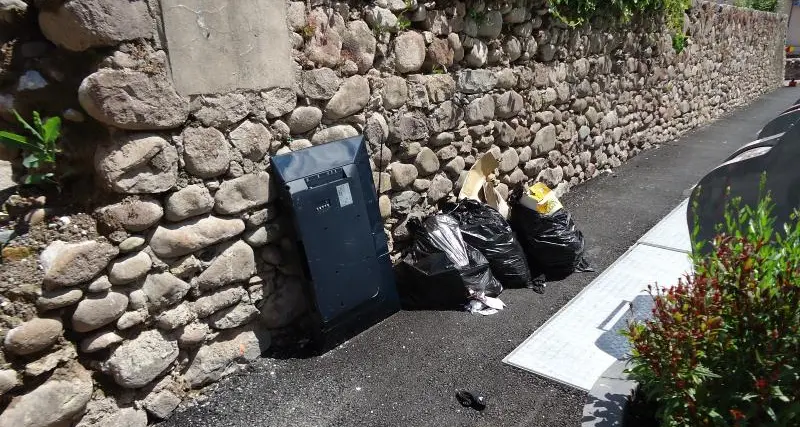 Lavis, caccia a chi abbandona i rifiuti per strada: uno individuato, si cerca l'altro (di cui si ha il nome)