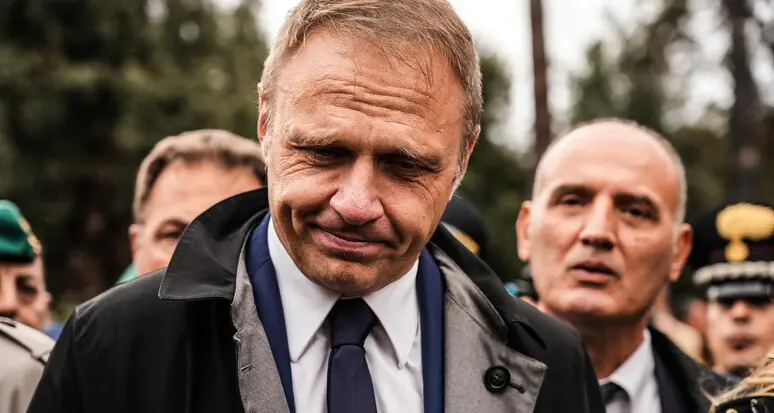 “Frecciarossa in ritardo, fermata ad hoc per il ministro Lollobrigida”