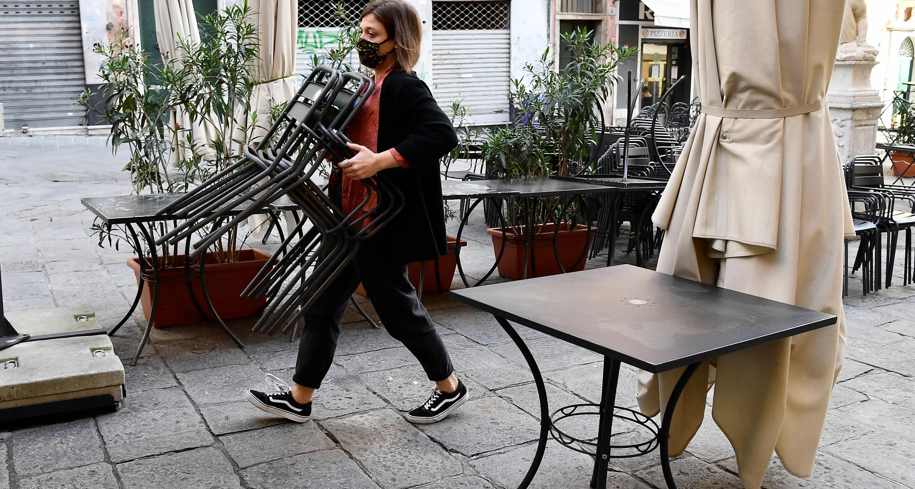 Bar e ristoranti solo con il Green Pass dal 5 agosto (ma non al banco), restano vietate le discoteche