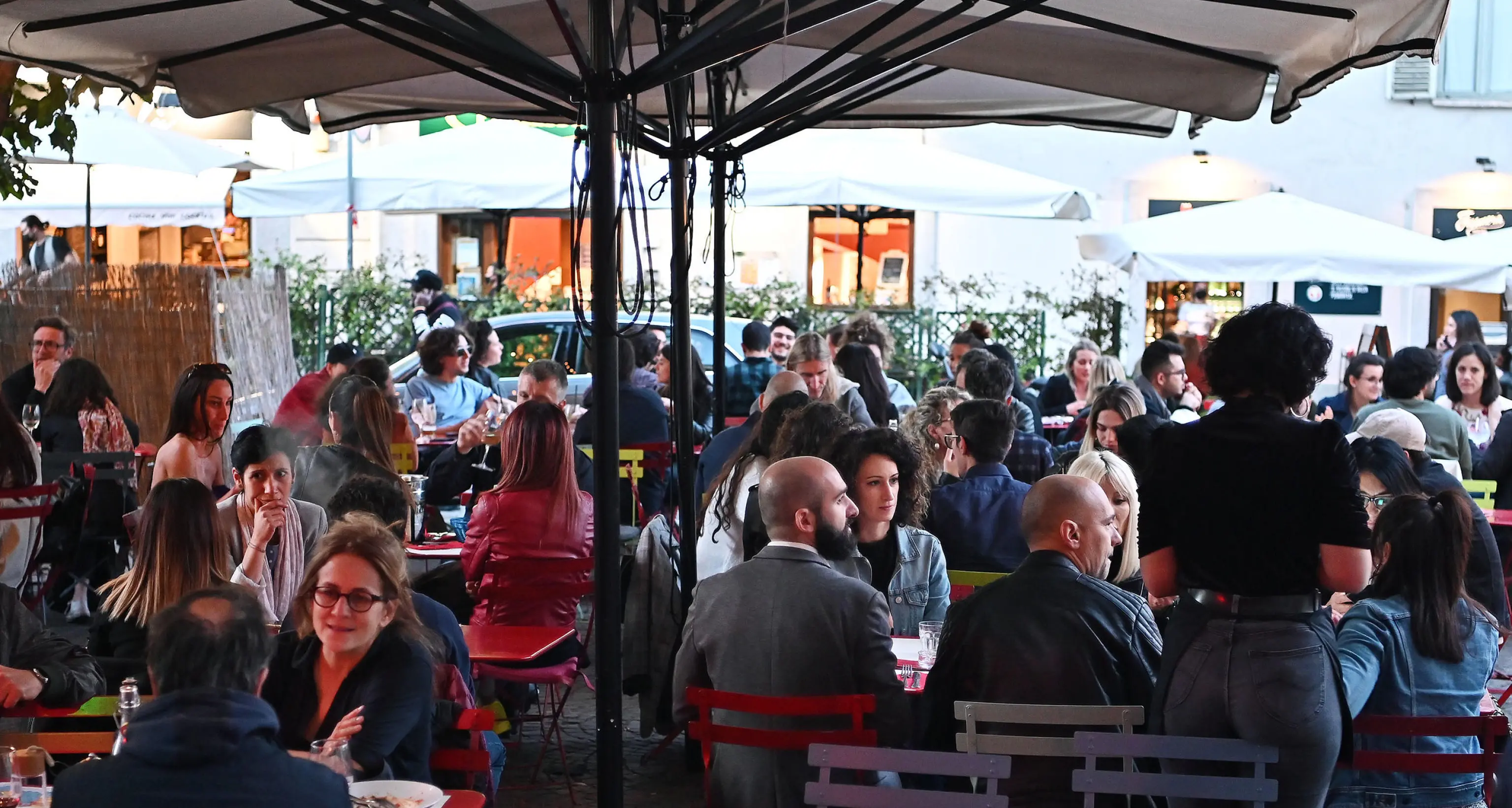 Da oggi il coprifuoco slitta a mezzanotte in tutta Italia, altre quattro regioni in «zona bianca», il Trentino per ora è «giallo»