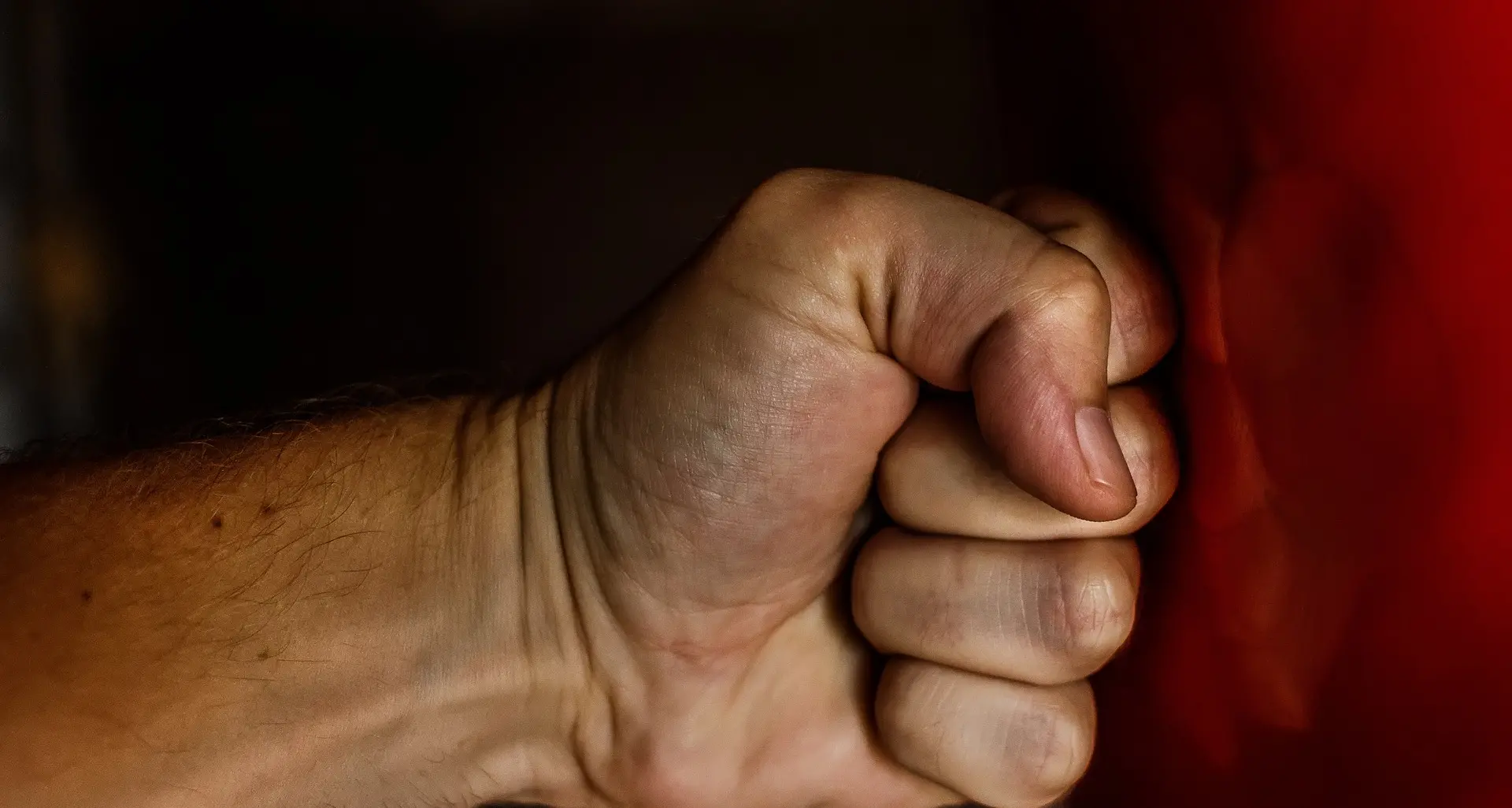 Identificato il presunto aggressore del figlio dell’ex consigliere di destra Emilio Giuliana