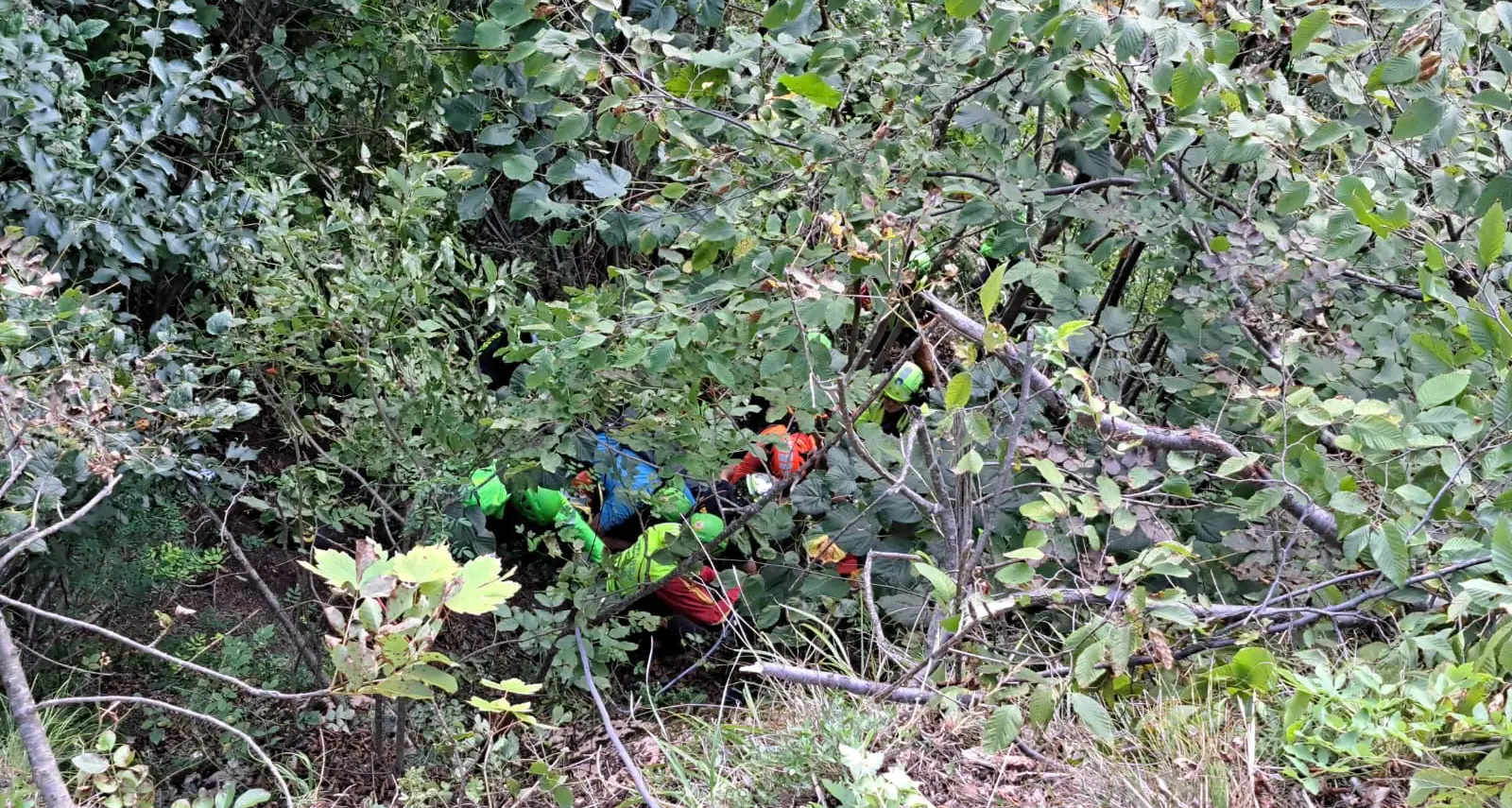 Motociclista precipita per 10 metri a Molveno: recuperato e trasportato in elicottero a Trento