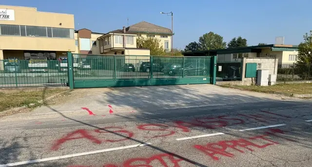 Brandizzo: scritta 'assassini' davanti all'azienda vercellese