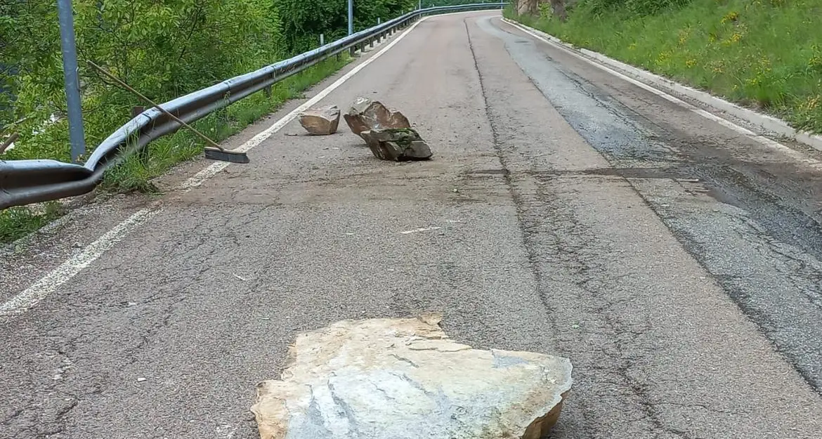Sover, massi sulla strada, chiusa la provinciale per Castello di Fiemme