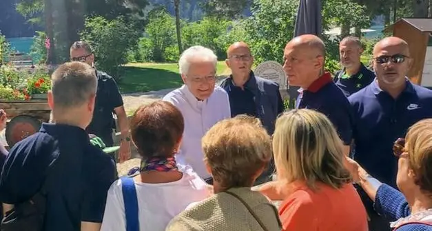 Anche la politica va in vacanza: Mattarella in Alto Adige, Meloni al mare