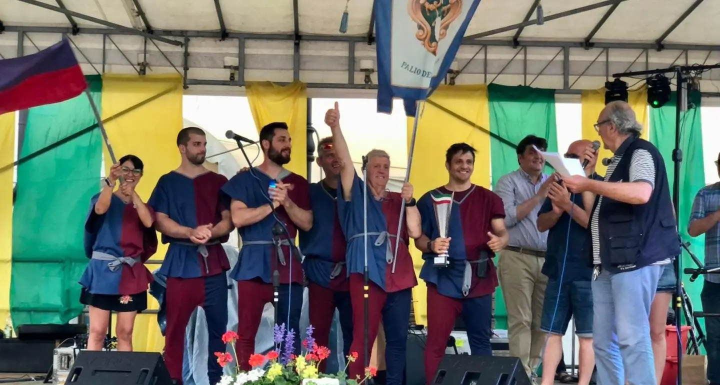 Palio delle zattere a Borgo Sacco: Isera uber alles e la festa sul fiume è uno spettacolo