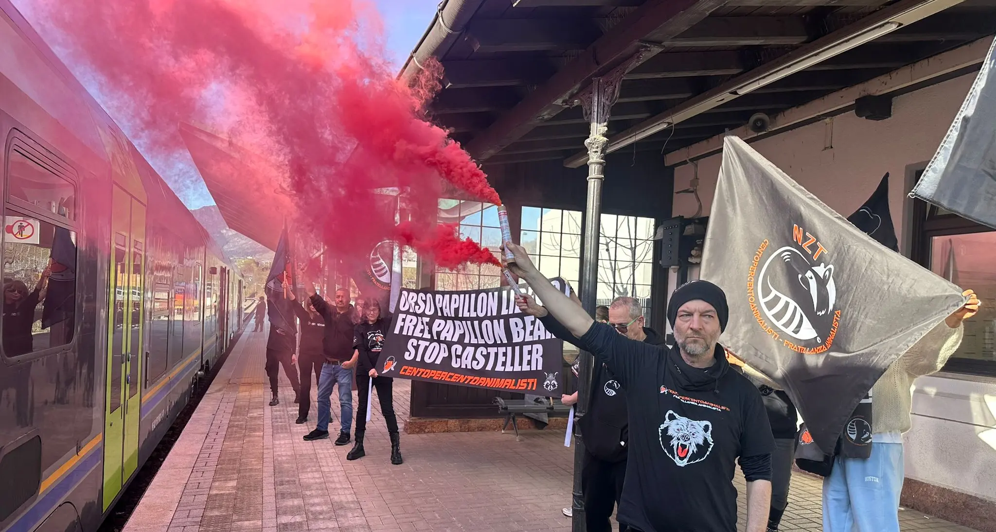 Animalisti al Casteller per chiedere il trasferimento di Papillon: partecipanti anche dall’Ungheria