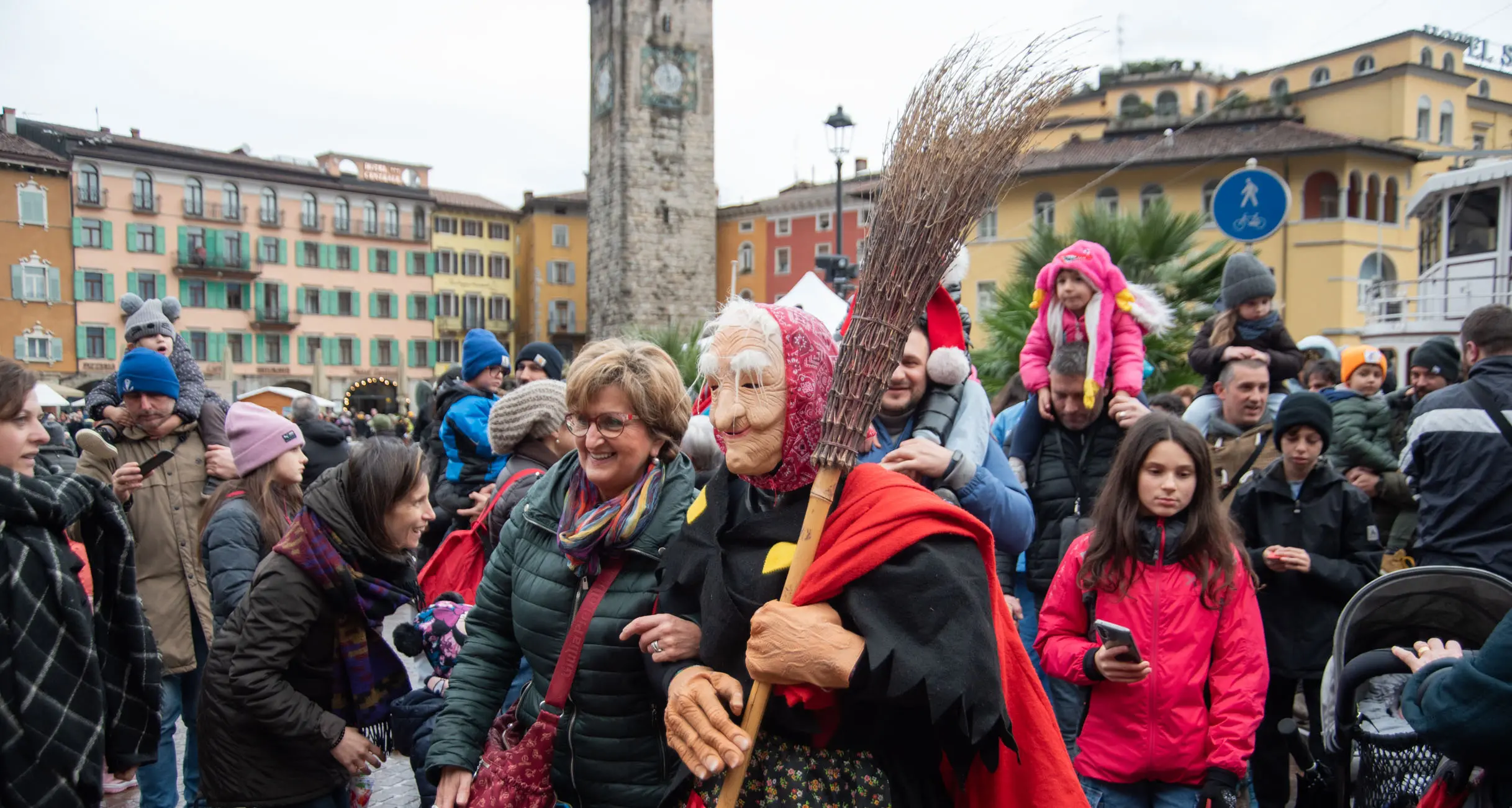A Riva del Garda la befana arriva dal lago e fa felici tutti