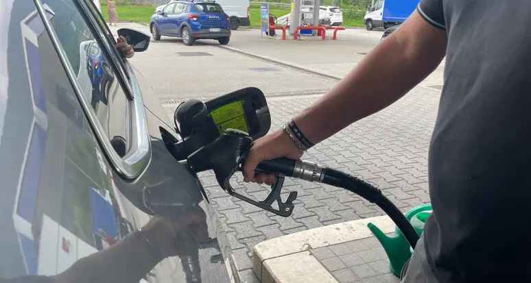 Benzina oltre i 2,7 euro sulla A8: chiesto l'intervento della Finanza