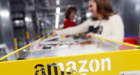 L’ammissione di Amazon: dipendenti costretti a fare pipì nelle bottigliette