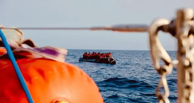 Migranti: nuovo fermo a Lampedusa per il veliero Nadir