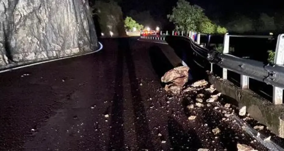 Scarica di sassi sulla strada, chiusa la statale per Folgaria sopra Besenello