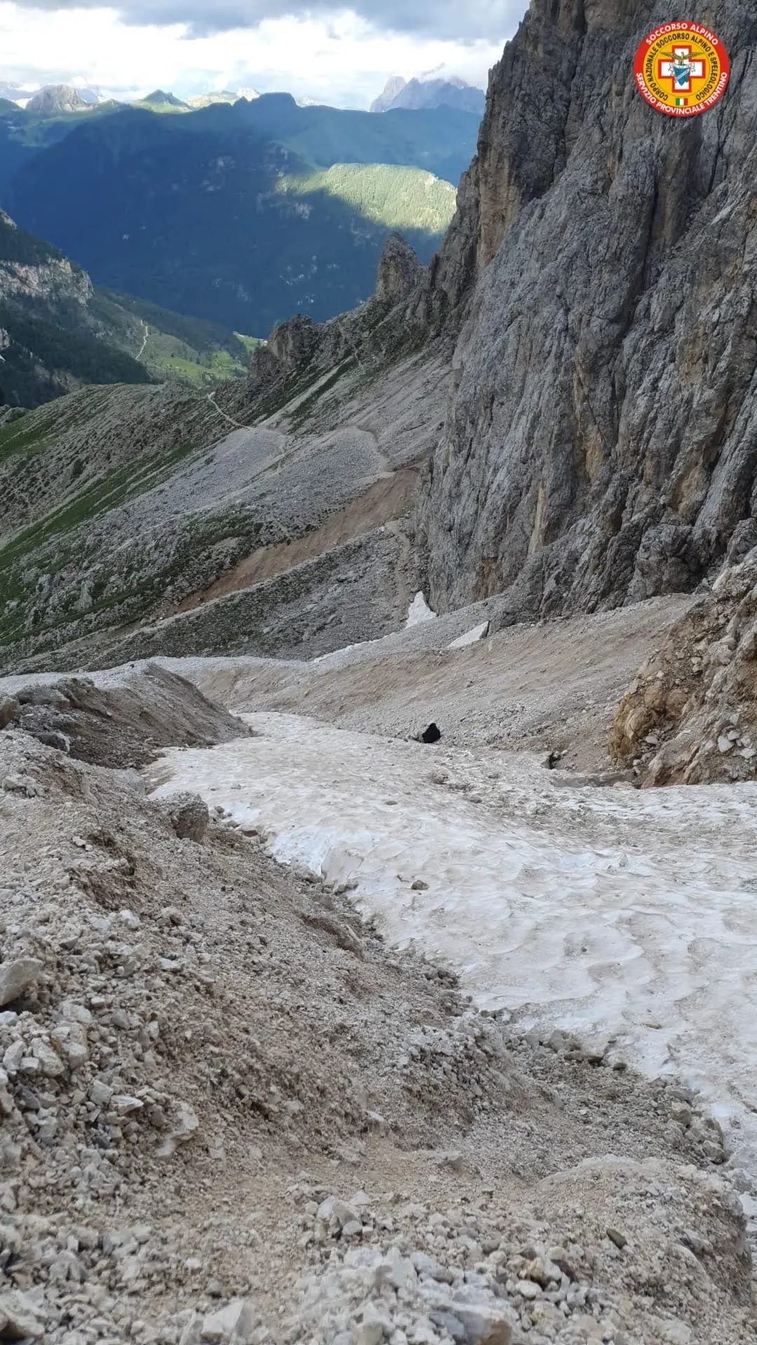 Escursionista scivola sul nevaio sotto il passo delle Cigolade, recuperato illeso dall'elisoccorso