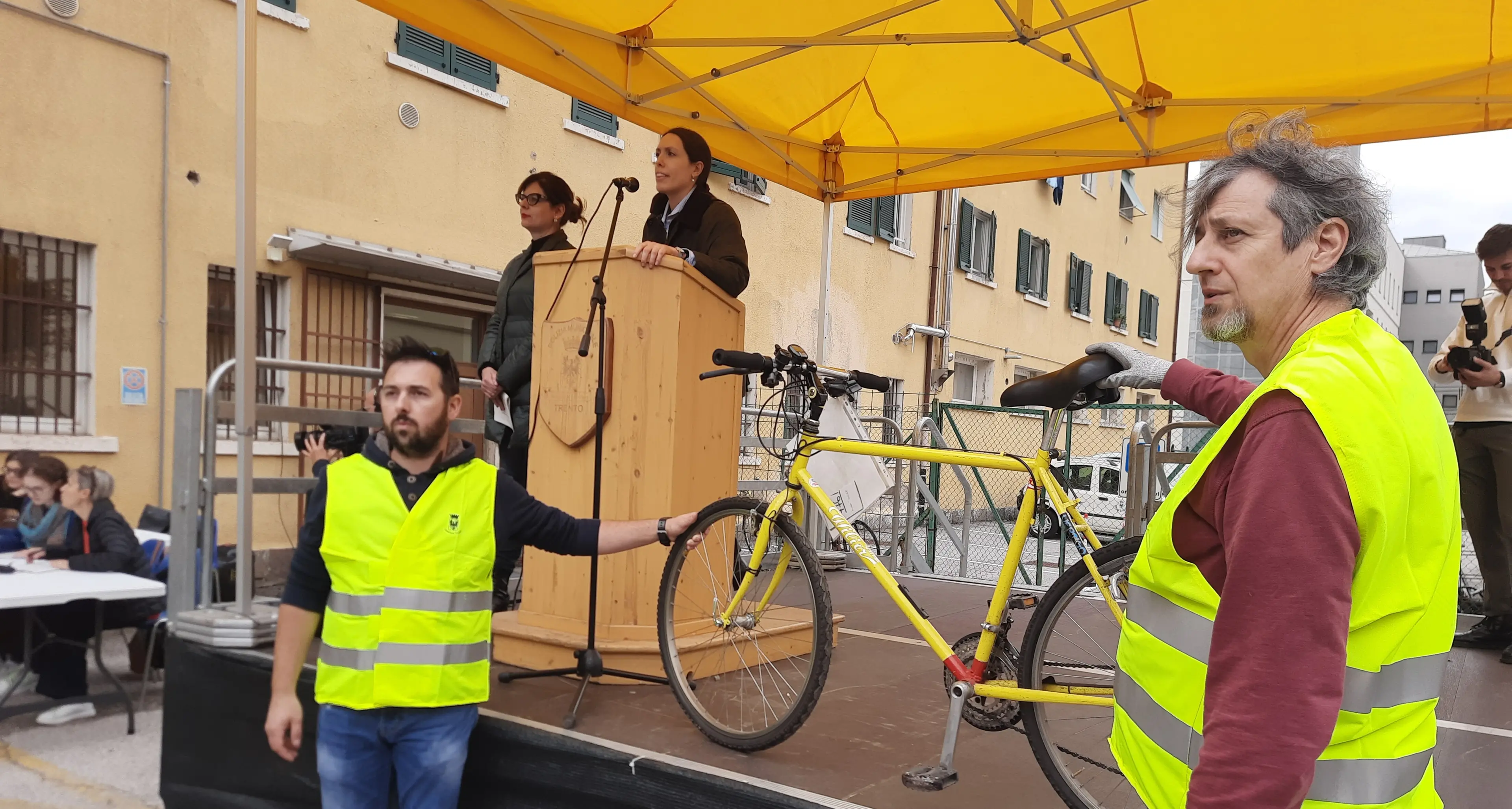 Biciclette all'asta, oltre 300 persone per un incasso di oltre 7 mila 800 euro