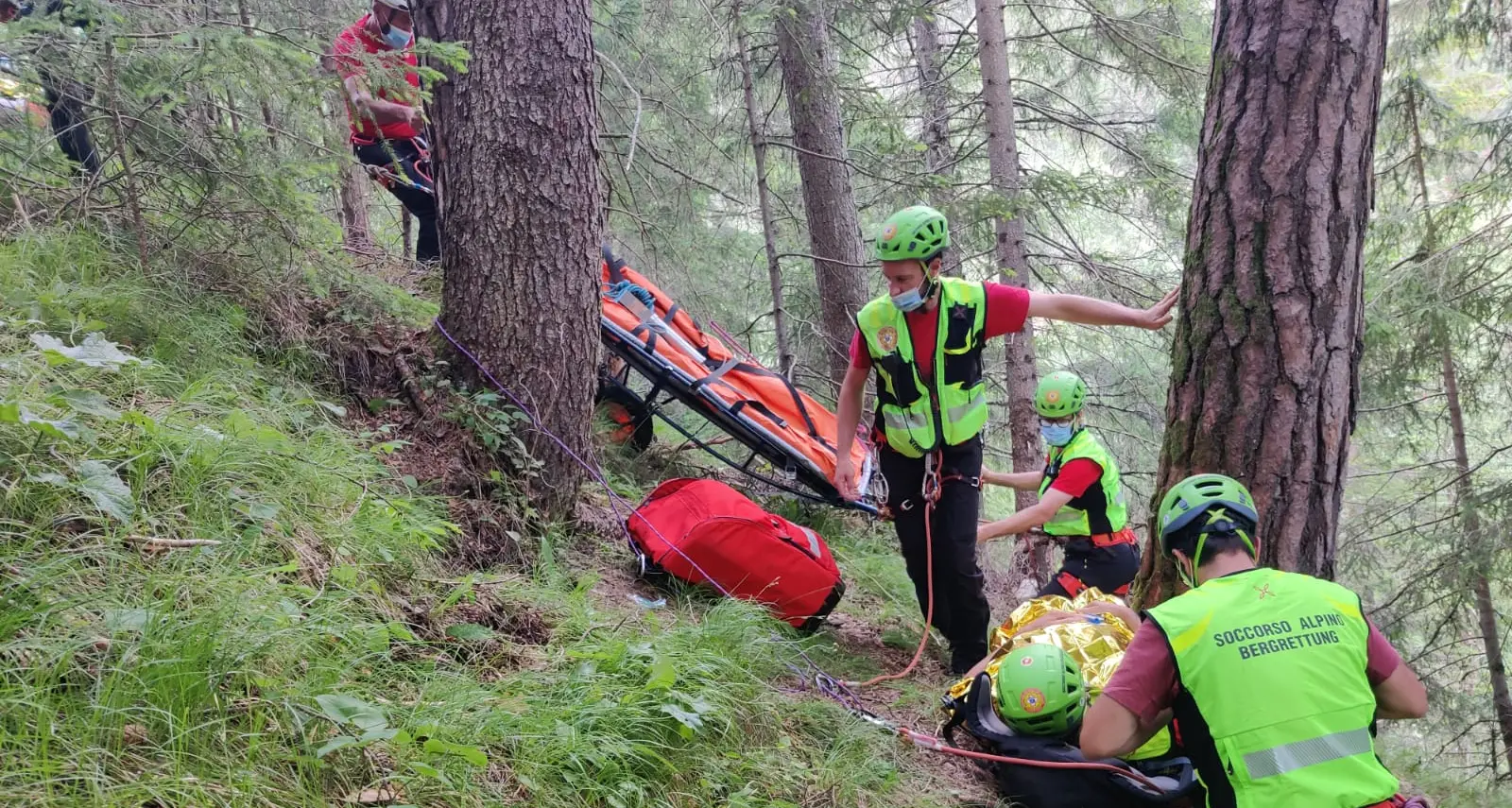 Boom di incidenti in montagna, i soccorritori denunciano: «Nello zaino l'Ipad ma non la giaccia a vento». Rischio e-bike