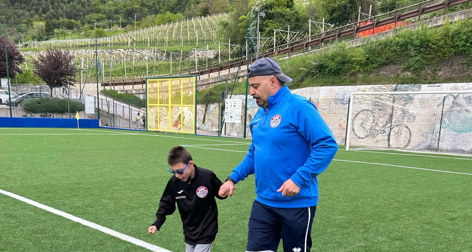 La gioia per il pallone del piccolo Aron Mariotti: il bimbo, ipovedente, ora gioca con il Calisio