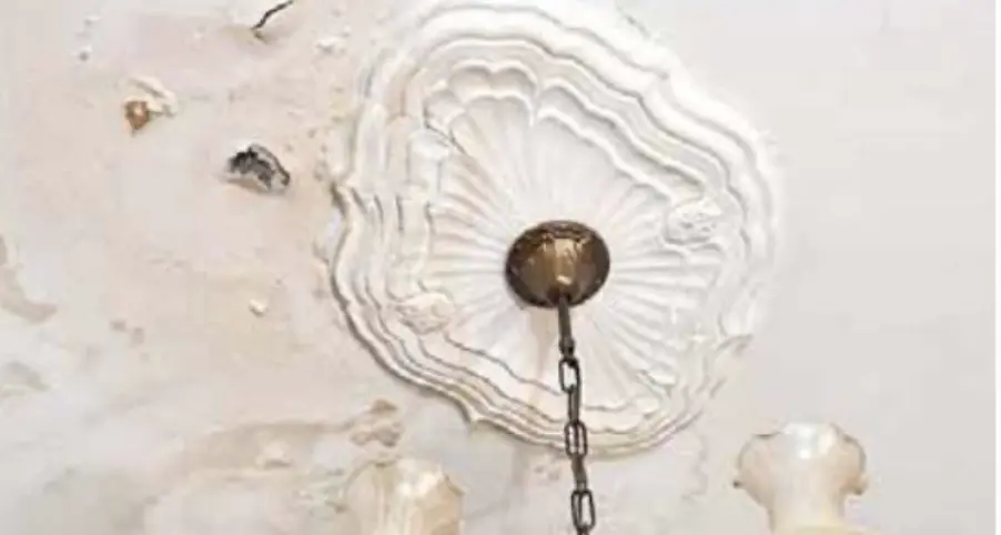 L'appartamento Itea è un vero incubo: acqua dal soffitto, pavimenti rotti e muri incrostati