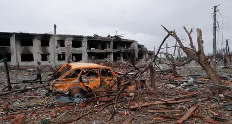Fossa comune con decine di corpi vicino a Kiev. Il sindaco di Mariupol: “I russi uccidono i civili per strada”
