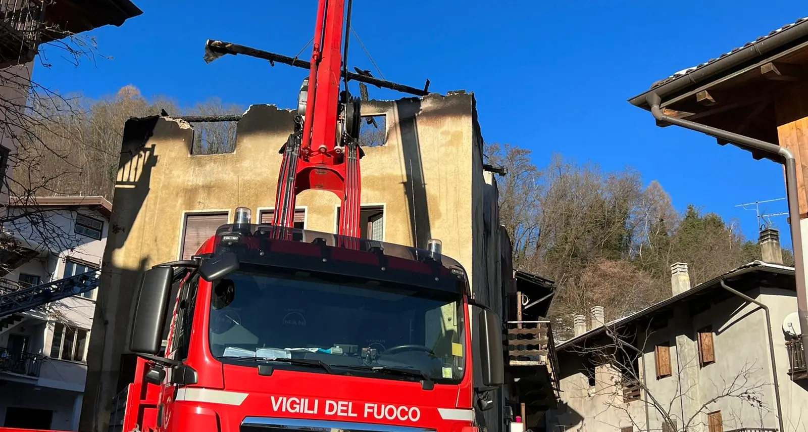 In fiamme il tetto di una casa a Costasavina, fiamme propagate ad altre due case, sei evacuati