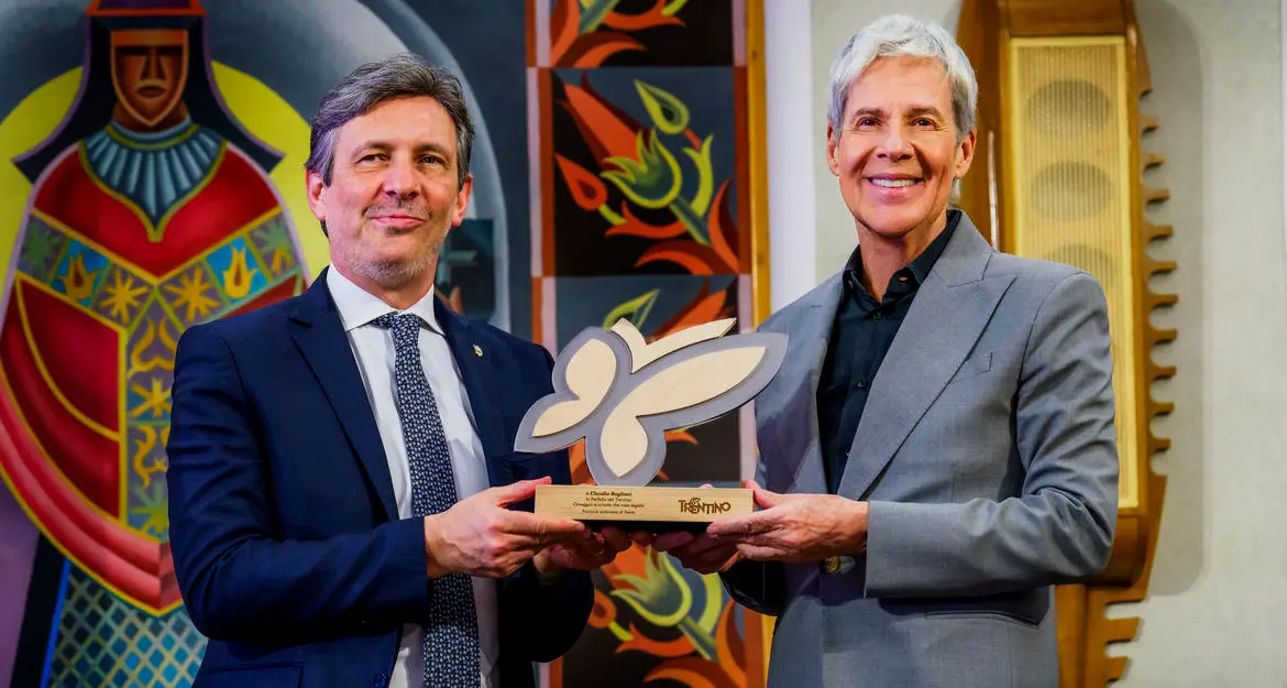 Claudio Baglioni a Trento: l’incontro al Bonporti e la Farfalla del Trentino per «un’arte che crea legami»