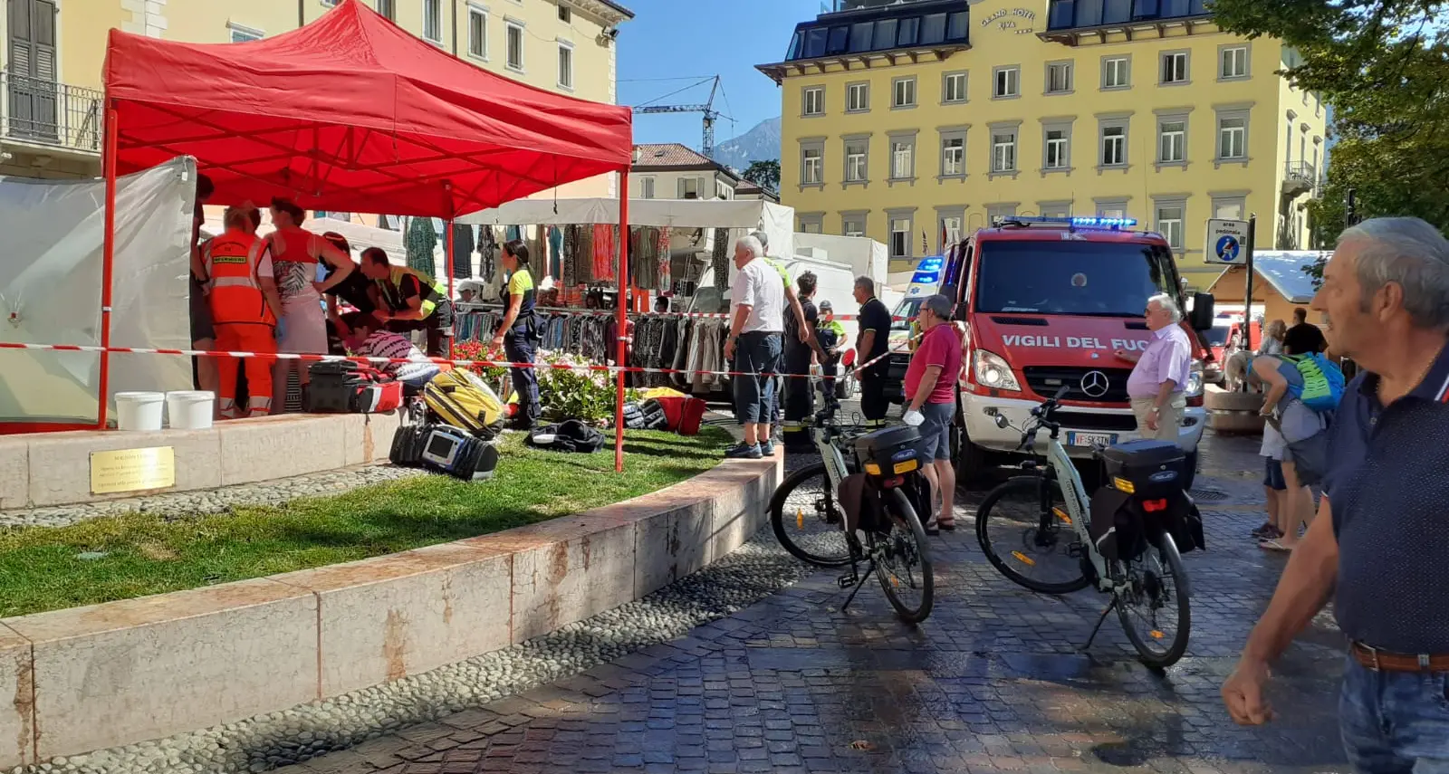 Riva: bambino incastrato nella fontana, Vigili del fuoco al lavoro per liberarlo