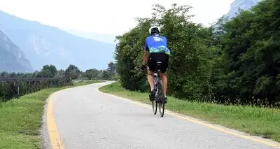 Cade con la bici in ciclabile a Lavis: trovato svenuto, è in fin di vita