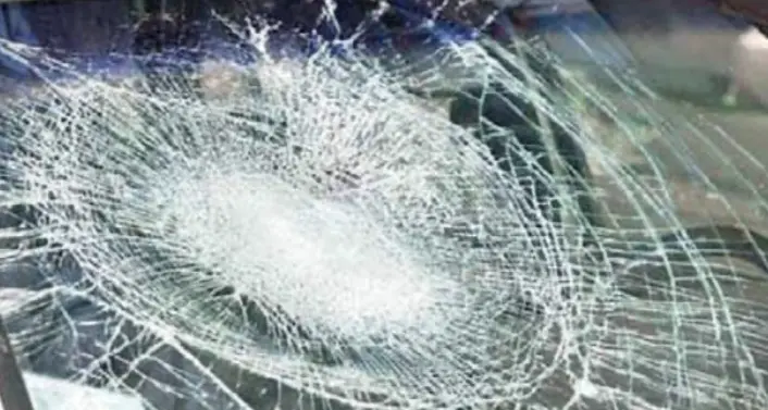Vetro rotto ma si rivolge ad un'altra ditta, il giudice di pace: “La polizza deve pagare sempre”