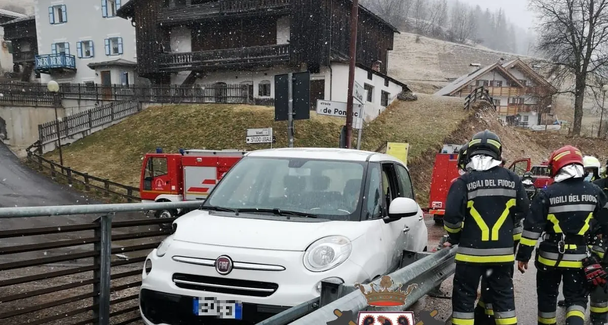 Sbanda e si infila fra spalletta del ponte e guard-rail, l’incredibile incidente a Vigo di Fassa