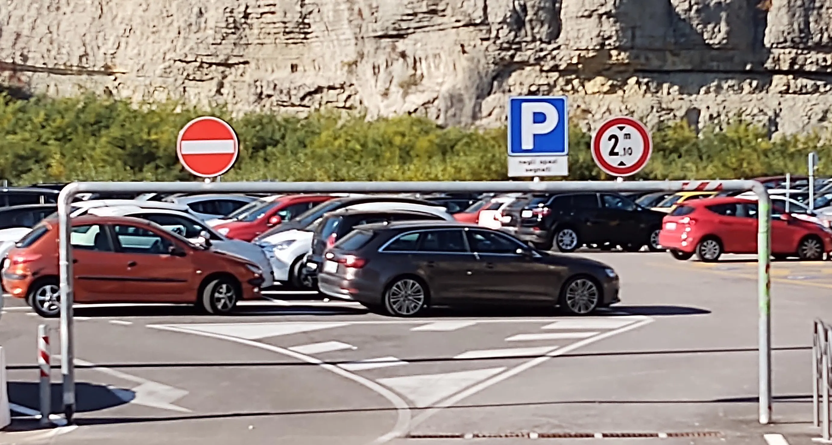 Il Comune non si rassegna: via la stanga, ma il parcheggio Italcementi \"è solo per auto\"