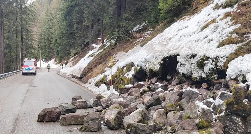 Crollato un muro a secco sulla strada provinciale del Passo Manghen