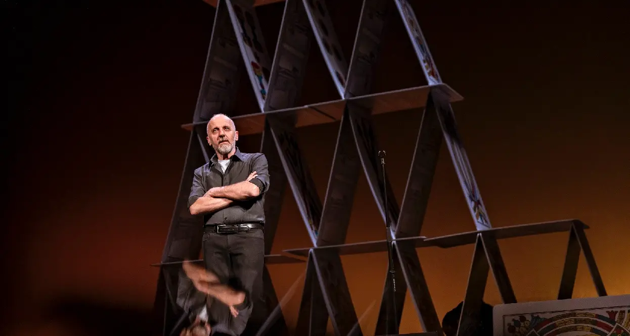 Parole e musica raccontano il nuovo spettacolo teatrale di Marco Paolini