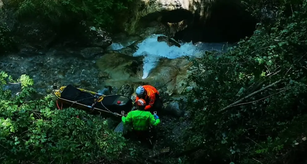 Si rompe una gamba facendo canyoning all’Albola: lungo e complicato intervento di recupero del Soccorso Alpino, i pompieri hanno dovuto anche tagliare un pezzo di bosco
