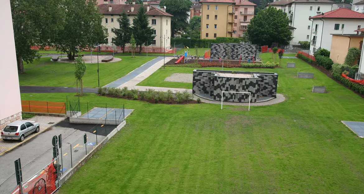 Un “buono fatica” ai giovani che hanno ripulito il parco Duca d’Aosta: 50 euro da spendere nei negozi convenzionati