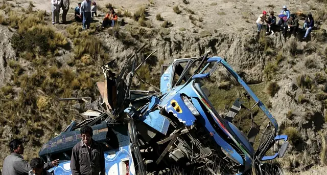 Bolivia, autobus su ribalta in curva: 6 morti e 20 feriti