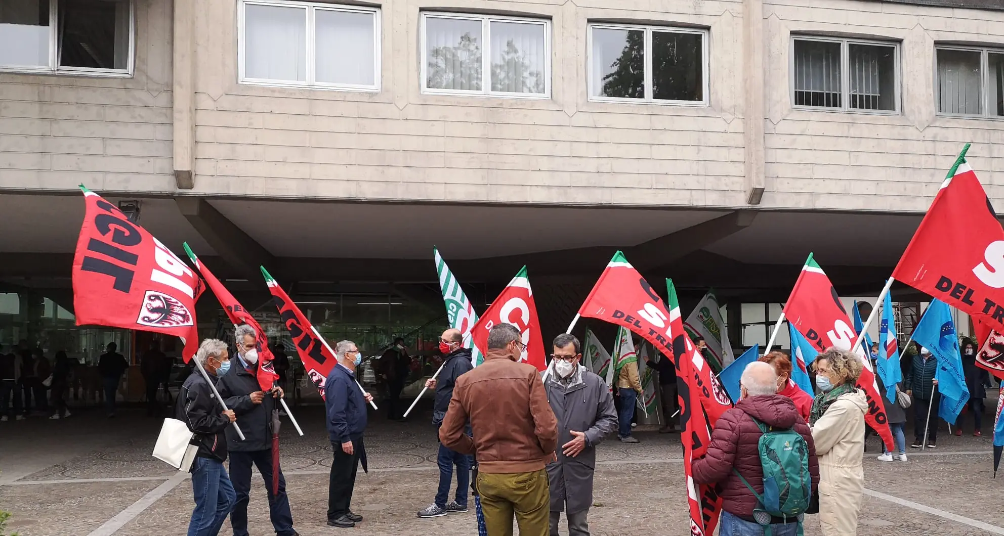 Sindacati in piazza contro la «manovra» della Provincia: «Risorse insufficienti»