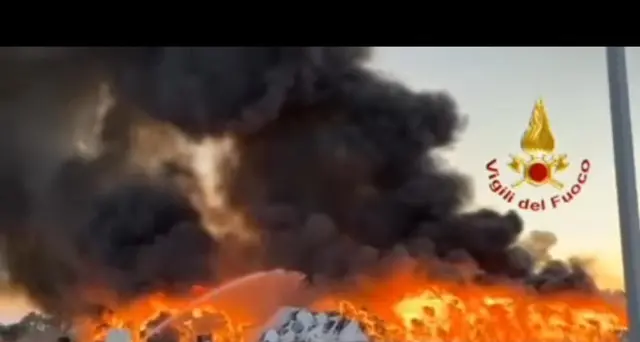 Incendio rifiuti: notte di fuoco, rogo non ancora domato
