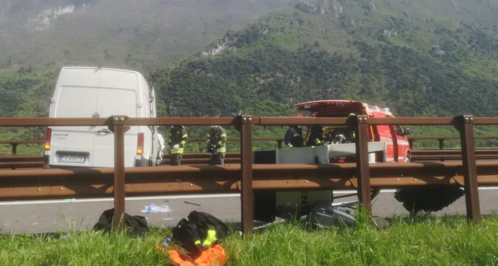 Nuovo tamponamento in A22: furgone contro un camion, gravissimo un ragazzo di 22 anni
