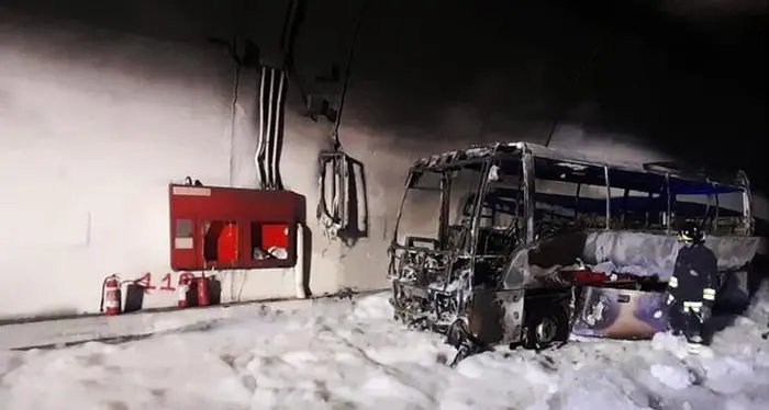 Si incendia un bus nel tunnel: l’autista eroe mette in salvo 25 ragazzini