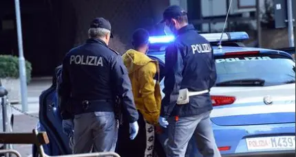 Chiedevano soldi per i bambini malati (inesistenti), fermati 4 rumeni in spiaggia a Riva