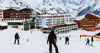 Vacanze sulla neve, valanga di disdette per i centri austriaci, causa obbligo di quarantena al rientro in Germania