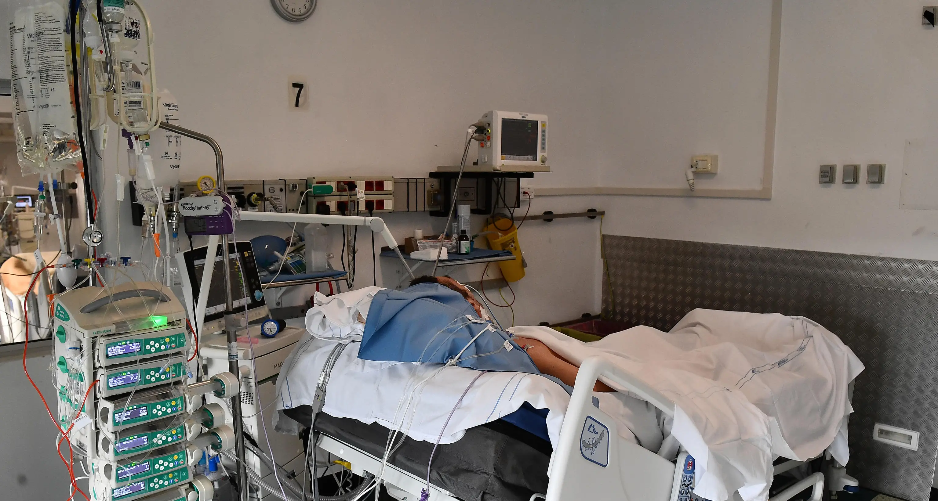 Covid, in Alto Adige quattro vittime in un giorno, due uomini e due donne anziani. Ma migliora la situazione dei ricoveri