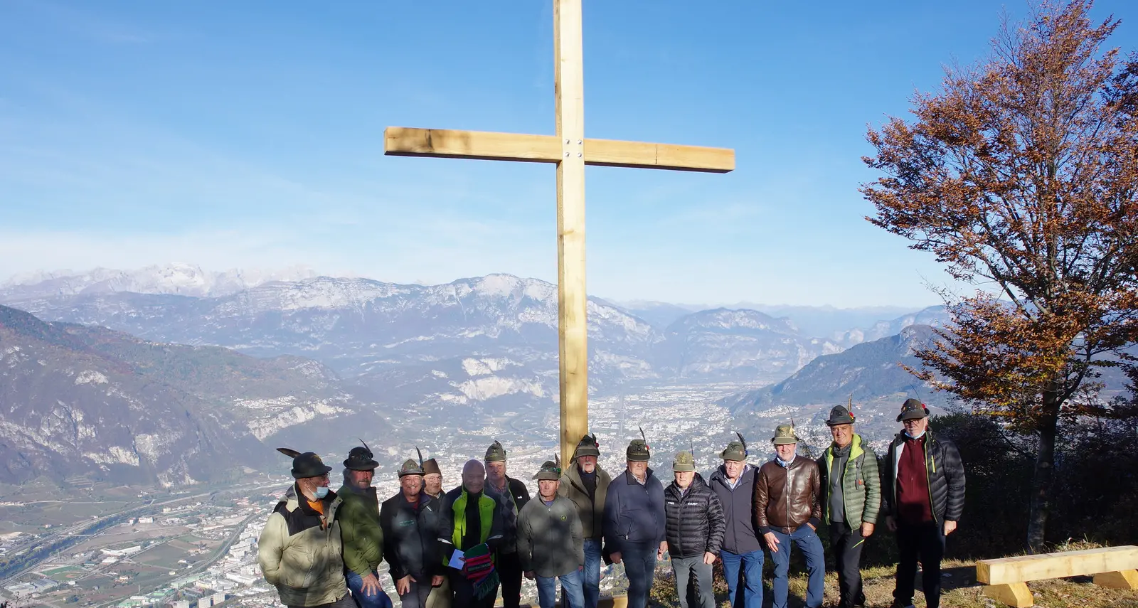 Inaugurata la nuova croce alla Maranza, restaurata grazie a Sat, alpini e Azienda Forestale
