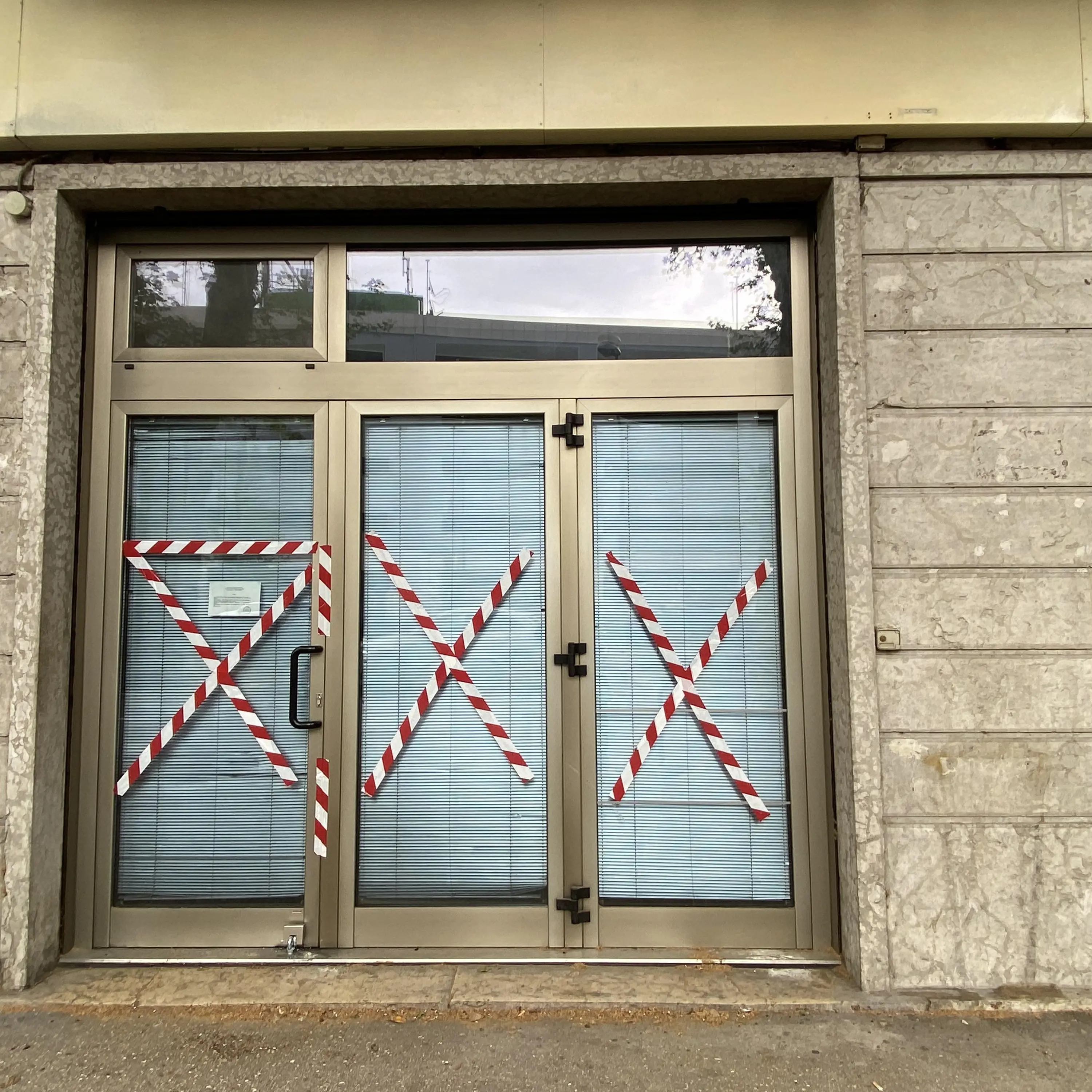 Il Fly bar di via Manzoni a Trento (al posto dell’ex bar delle Rose) chiuso dalle forze dell'ordine e dall’ufficiale giudiziario