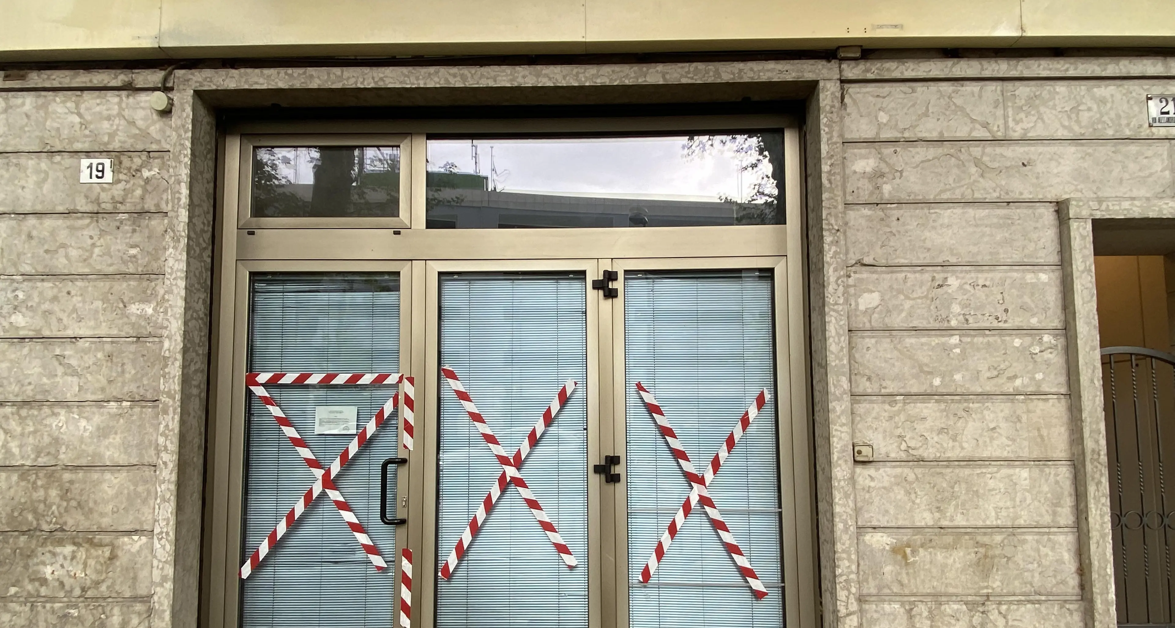Il Fly bar di via Manzoni a Trento (al posto dell’ex bar delle Rose) chiuso dalle forze dell'ordine e dall’ufficiale giudiziario