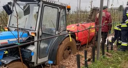 Troppa pioggia, troppo fango: il trattore affonda nella mota, liberato dai pompieri in Val di Non