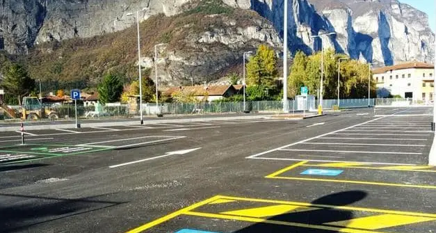 Mezzocorona, il pasticcio del parcheggio alla stazione, il sindaco perde le staffe (e chiede ai pendolari di fare un’altra tessera)