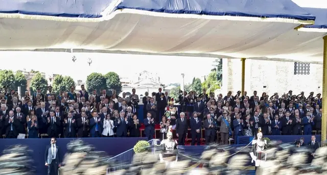 2 giugno: 5mila sfilano ai Fori Imperiali, 'insieme per la pace'