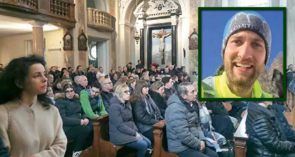 L’ultimo abbraccio ad Alessandro Dacroce nella gremita chiesa di Santo Stefano