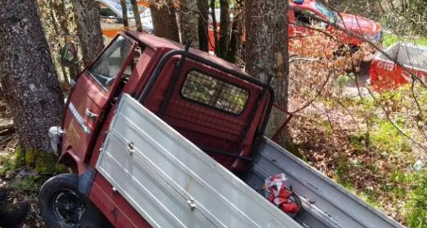 Fuori strada con l'autocarro a San Martino: lievi ferite per il conducente